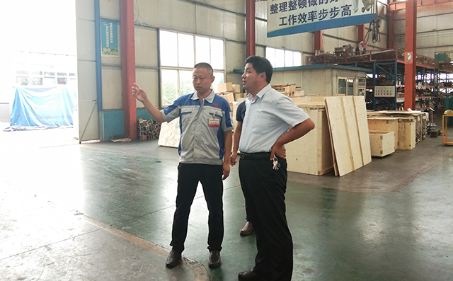 在集團董事長景奉國的引領下大家對公司進行了參觀。 在集團董事長景奉國的引領下大家對公司進行了參觀。