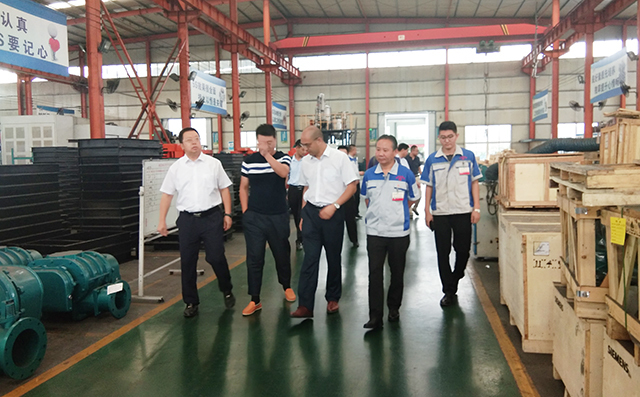 在集團董事長景奉國的引領下大家對公司進行了參觀。 在集團董事長景奉國的引領下大家對公司進行了參觀。